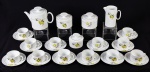 RENNER- Parte de serviço para chá em porcelana esmaltada decoração floral constando 12 xicaras c/ pires (01 xicara com fio de cabelo,01 bule, 01 leiteira (com bicado) e 03 açucareiros.