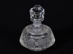 Perfumeiro em cristal translucido. Med: 12cm (apresenta pequenos bicados na parte interna do perfumeiro e na tampa)