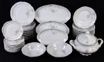 POLOVI- Parte de aparelho de jantar em porcelana, decoração floral constando 12 pratos rasos, 12 pratos fundos, 12 pratos de sobremesa, 01 sopeira, 02 saladeiras (com bicados) e 03 travessas. (42 peças)