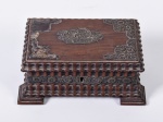 Caixa porta joias em madeira jacarandá com aplicações em prata. Med: 6,05x09x15cm (precisa de reparo)(acompanha chave)