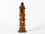 Incensário em Bambu decoração de lua e estrelas com aplicações de pedras coloridas. Alt. 34 cm