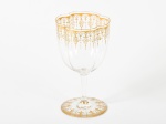 COLECIONISMO- Rara taça de coleção em cristal europeu (possivelmente baccarat) em tom dourado apresenta desenhos no bojo que tem a forma oitavada de guirlandas pendentes sendo sua base trabalhada em formato de flor de lis. Med: 15,05cm