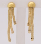 Par de brincos em ouro 18k pesando 8.6 gramas, tendo o barrete maior medindo 5cm.