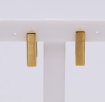Par de brincos em ouro formato em "U". Peso: 5,5g.
