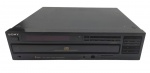 SONY - CDP-C705 - CD-PLAYER - Antigo aparelho da Sony, modelo CDP-C705, CD player do tipo carrossel para 5 discos, lançado originalmente em 1990. Tendo áudio de alta fidelidade pela durabilidade e excelente qualidade sonora. Medida: 43cm. Não testado, possui ínfimas marcas.