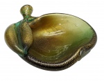 MURANO - Cinzeiro com a representação de uma maçã, em vidro verde com purpurina dourada. Medidas: 17 x 15 cm. Ínfimos bicados em detalhe de vidro translúcido.
