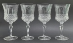 STRAUSS - 04 taças em refinado cristal lapidado com elementos circulares, ovais, caneluras e no padrão diamante; pé com haste multifacetada. Marca Strauss gravada na base. Medidas: 20 x 9 cm.