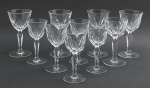 10 taças em cristal translúcido de diferentes tamanhos, com detalhes ovais e hastes multifacetadas. Medidas: 17,5 x 9 cm; 16,5 x 8,5 cm; 16 x 8 cm. Algumas com ínfimos arranhões.