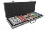 MALETA DE POKER - Maleta com fichas, 2 baralhos e 3 dados. Maleta de alumínio com partes em metal revestida internamente com espuma protetora das fichas e dos baralhos. Baralhos feitos em papel cartão e fichas em plástico rígido. Medida: 58cm. Possui alguns desgastes e marcas  e pontos de oxidação na maleta, ínfimas marcas e avarias em algumas cartas.