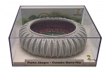 FIFA - FIFA WORLD CUP BRASIL (2014) - ESTÁDIO BEIRA-RIO - MAQUETE - Maquete miniatura oficial do Estádio Beira-Rio, localizado em Porto Alegre (RS). Feito em resina e protegida por uma caixa de acrílico, fazendo parte da Coleção Oficial de Mini Estádios da Copa do Mundo FIFA 2014. Medida: 15cm. Possui ínfimas marcas e pequeno trincado no acrílico.