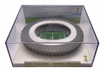 FIFA - FIFA WORLD CUP BRASIL (2014) - MINEIRÃO - MAQUETE - Maquete miniatura oficial do Mineirão, localizado em Minas Gerais (MG). Feito em resina e protegida por uma caixa de acrílico, fazendo parte da Coleção Oficial de Mini Estádios da Copa do Mundo FIFA 2014. Medida: 15cm. Possui ínfimas marcas e leves arranhões no acrílico.