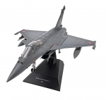 AVIÃO DE COMBATE- DASSAULT RAFALE - MINIATURA - Miniatura de avião de combate, modelo Dassault Rafale C (FR), feita em metal com partes plásticas. medida: 21cm aproximadamente. Observação: Possui ínfimas marcas, ausência de algumas peças e partes restauradas.