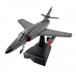 AVIÃO DE COMBATE- DASSAULT SUPER ÉTENDARD - MINIATURA - Miniatura de avião de combate, modelo Dassault Super Étendard (FR), feita em metal com partes plásticas. medida: 21cm aproximadamente. Observação: Possui ínfimas marcas, ausência de algumas peças e partes restauradas.