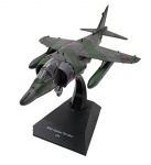 AVIÃO DE COMBATE- BAE HARRIER GR Mk3 (UK) - MINIATURA - Miniatura de avião de combate, modelo BAE Harrier GR Mk3 (UK), feita em metal com partes plásticas. medida: 21cm aproximadamente. Observação: Possui ínfimas marcas, ausência de algumas peças e partes restauradas.