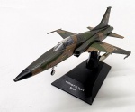 AVIÃO DE COMBATE- NORTHROP F-5E TIGER II (BR) - MINIATURA - Miniatura de avião de combate, modelo Northrop F-5E Tiger II (BR), feita em metal com partes plásticas. medida: 21cm aproximadamente. Observação: Possui ínfimas marcas, ausência de algumas peças e partes restauradas.