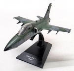 AVIÃO DE COMBATE - EMBRAER AMX A-1 (BR) - MINIATURA - Miniatura de avião de combate, modelo Embraer AMX A-1 (BR), feita em metal com partes plásticas. medida: 21cm aproximadamente. Observação: Possui ínfimas marcas, ausência de algumas peças e partes restauradas.
