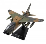 AVIÃO DE COMBATE - VOUGHT A-7P CORSAIR II (USA) - MINIATURA - Miniatura de avião de combate, modelo Vought A-7P Corsair II (USA), feita em metal com partes plásticas. medida: 21cm aproximadamente. Observação: Possui ínfimas marcas, ausência de algumas peças e partes restauradas.