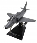 AVIÃO DE COMBATE - DOUGLAS A-4 SKYHAWK (BR) - MINIATURA - Miniatura de avião de combate, modelo Douglas A-4 Skyhawk (BR), feita em metal com partes plásticas. medida: 21cm aproximadamente. Observação: Possui ínfimas marcas e partes restauradas.