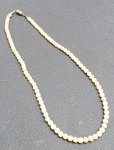 COLAR - Colar com contas esféricas em madrepérola. Fecho de rosca. Medidas: 40 cm (aprox.)