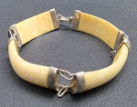PULSEIRA - Pulseira em osso com detalhes em prata. Medidas: 19 cm (aprox.). Ossos com algumas ínfimas manchas.