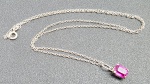 COLAR - Colar e pingente em prata contrastada; colar com fecho de mola; pingente em pedra natural lapidada, na cor rosa. Medidas: 40 cm (colar) aprox.; 1,8 cm (pingente) aprox. Contraste somente no colar.