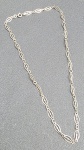 COLAR - Colar em prata contrastada; elos ovais com haste central com detalhe circular; fecho de mola. Medidas: 45 cm (aprox.).