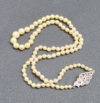COLAR - Colar de pérolas legítimas, com fecho de gaveta em prata, adornado com marcassitas. Pérolas de diferentes tamanhos. Medidas: 48 cm (aprox.).