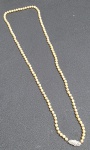 COLAR - Colar de pérolas legítimas, com fecho de gaveta em prata. Medidas: 72 cm (aprox.).