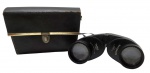 STEINER - BAYREUTH - BINÓCULO - Antigo binóculo da Steiner, Bayreuth 10x50E com lentes revestidas, fabricado na Alemanha, conhecido pelo corpo emborrachado preto e pelo sistema de foco individual por ocular. Ampliação de 10x e diâmetro de objetiva de 50mm, ideal para captação de muita luz em observações de longa distância ou amadoras. Medida: 21cm. Acompanha estojo original. Não testado e contém ínfimos desgastes.