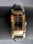 SEIKO - RELÓGIO DE PULSO - Antigo relógio de pulso feminino Seiko, com origem japonesa, caixa em metal prateado cromado, pulseira em couro, mostrador escuro com traços representando as horas. Medida da caixa: 4x2cm. Não testado, possui ínfimos desgastes e marcas.