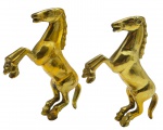 Par de esculturas representando cavalos empinando; em bronze. Medidas: 15 x 11 cm.