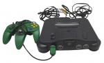 NINTENDO - NINTENDO 64 - Antigo console da renomada empresa japonesa Nintendo, de modelo 64, originalmente lançado em 1996. Acompanha um joystick original na cor verde, os cabos, jumper, e módulo traseiro. Não testado. Contém ínfimas marcas e desgastes.
