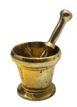 Almofariz em bronze com pilão; Medidas: 8 x 7 cm (diâmetro). Com ínfimas manchas de oxidação.