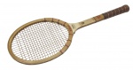WILSON / PROCÓPIO - Raquete de tênis vintage, anos 1970, em madeira, modelo Jack Kramer Autograph (com coroa); com icônico logotipo W, empunhadura original em couro marrom, e a inscrição Endorsed by Jack Kramer for Championship Play e indicação da tecnologia Speed Flex Fiber Face; encordoamento de época em nylon; acompanha tradicional prensa de fixação em madeira com parafusos borboleta, da marca Procópio, para impedir o empenamento da cabeça da raquete. Medidas: 70 x 27 cm. Com desgastes condizentes com o uso e idade.
