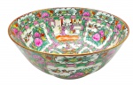 Centro de mesa redondo e de temática oriental, adornado com motivos florais, vegetalistas e cenas com personagens em trajes tradicionais chineses. Em porcelana multicolorida com detalhes em dourado. Fabricado na China. Medidas: 35,5 x 14 cm.