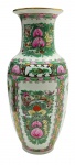 Vaso balaústre de temática oriental, adornado com coloridos motivos florais, vegetalistas e detalhes em dourado. Em porcelana. Fabricado na China. Medidas: 38 x 16 cm.