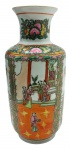 Vaso balaústre de temática oriental, decorado com motivos florais, vegetalistas e cenas com personagens em trajes tradicionais chineses. Em porcelana multicolorida, com detalhes em dourado. Fabricado na China. Medidas: 36 x 15 cm.