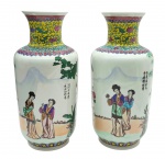 Par de vasos balaústres de temática oriental, adornados com volutas e padrões vegetalistas, cenas com personagens femininas em trajes tradicionais chineses e ideogramas. Em porcelana multicolorida. Medidas: 37 x 15 cm.