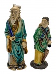 02 esculturas com a representação de uma figura feminina e um sábio, em trajes de época chineses; em cerâmica esmaltada multicolorida. Fabricados na China. Medidas: 13 x 5 cm; 15 x 5 cm. Figura feminina com dano em uma das mãos; com ínfimos bicados.