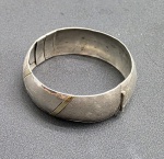 PULSEIRA DE PRATA, 25g - Pulseira de prata, pesando 25g, com design rústico, tendo duas linhas em diagonal e possuindo duas texturas diferentes, lisa e escovada. Medida: 6,5cm de diâmetro.