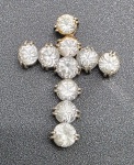 PINGENTE DE PRATA, 10g - CRUCIFIXO - Antigo pingente em forma de cruz, pesando por inteiro 10g. Crucifixo em prata com pequenas pedras cravejadas. Medida: 4cm aproximadamente. Observação: Pequena avaria no elo (quebrado).