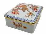 VISTA ALEGRE PORTUGAL - Potiche retangular em porcelana portuguesa, com colorida decoração de temática oriental e motivos florais. Filetes e detalhes em dourado completam a decoração. Medidas: 13 x 5 cm.