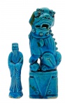 02 esculturas de temática oriental, sendo uma representando um sábio chinês e a outra um foo dog, em cerâmica esmaltada na cor azul turquesa. Medidas: 16 x 5 cm; 10 x 2 cm. Foo dog com siinais de restauro e ínfimos bicados; sábio chinês com bicados na base.