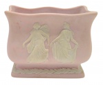 SALER - Pequeno cachepot adornado com ninfas de padrões vegetalistas, em biscuit na cores rosa e branca. Medidas: 9 x 7 cm. Com bicado na borda.