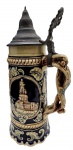 TANKARD - Caneca alemã de chopp/cerveja com caixa de música acoplada; em cerâmica esmaltada policromada, adornada em sua galeria central com pontos turísticos alemães. Tampa em metal. Medidas: 28 x 16 cm. Caixa de música inoperante.