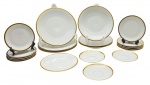 EDELSTEIN BAVARIA (PORZELLANFABRIK EDELSTEIN) - Conjunto composto por 20 peças, sendo: 03 pratos rasos, 03 pratos fundos, 01 prato de sobremesa, 05 pratos para bolo, 05 pratos para entrada, e 03 pires para xícaras de chá. Decorados com faixa dourada na borda. Numerados. Em porcelana alemã. Medidas: 24,5 cm (diâm.); 15 cm (diâm.).