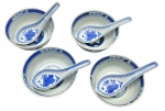 Conjunto composto por 04 bowls e 04 colheres, decorados com temática oriental em azul cobalto; em porcelana, fabricação chinesa. Medidas: 11 x 5 cm (bowls); 14 x 5 cm.