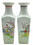 Par de vasos com borda tipo gola e corpo retangular, adornados em sua galeria central com personagens femininas em trajes tradicionais chineses e ideogramas; em porcelana multicolorida com detalhes em dourado. Fabricação chinesa. Medidas: 37 x 12 cm.