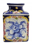 CERÂMICA LUIZ SALVADOR, ITAIPAVA - Vaso retangular em cerâmica esmaltada adornada com coloridos motivos florais de vegetalistas. Medidas: 20 x 13 cm.