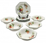 JOHNSON BROS ENGLAND 1883, FRESH FRUIT - Parte de serviço de jantar com 11 peças, sendo: 06 pratos de sobremesa e 05 bowls, moldados no formato octogonal e adornados com coloridos padrões frutais e filetes na cor verde. Em porcelana inglesa. Medidas:17 x 5 cm.
